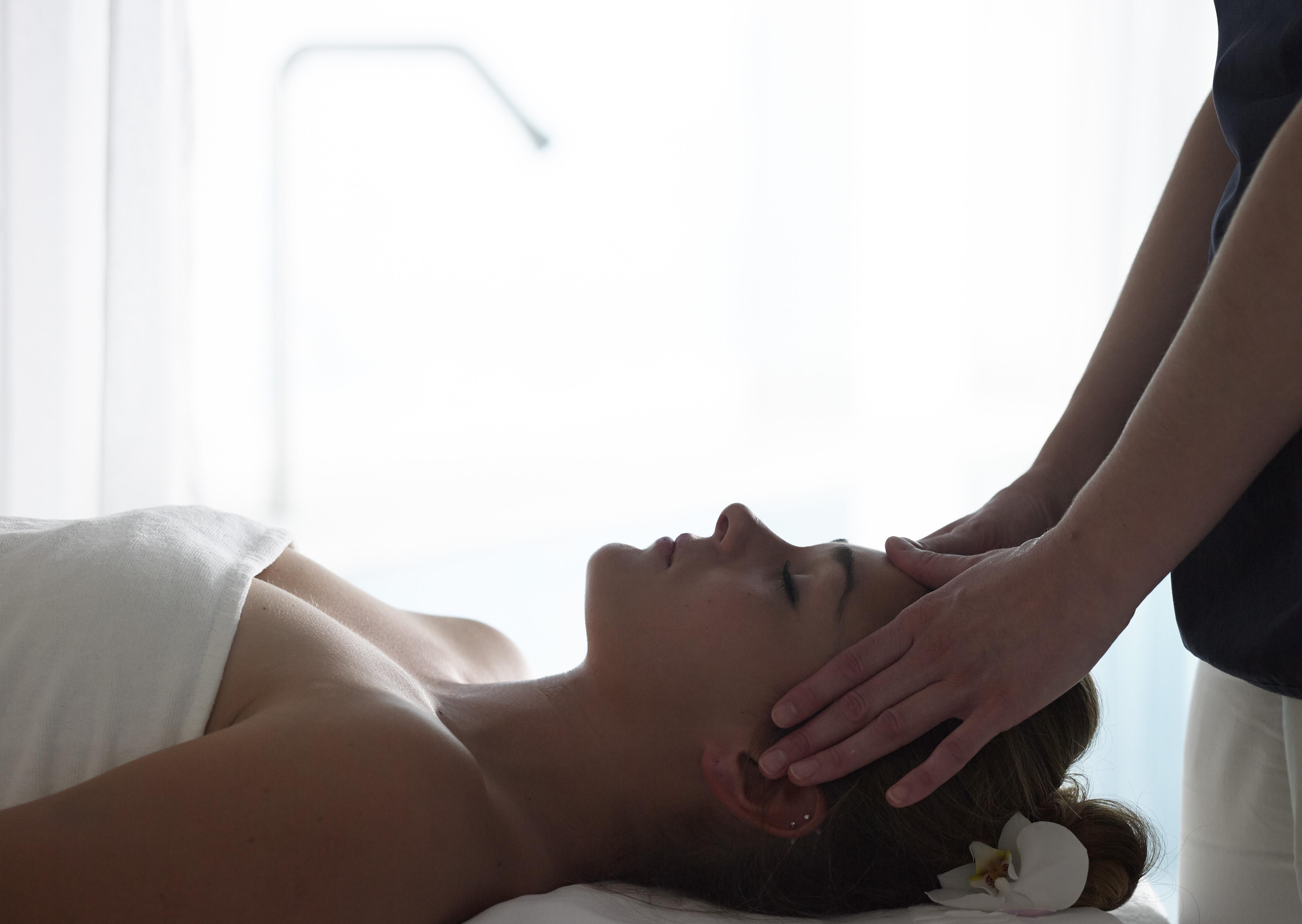 ホテル グランド セライ コングレス&スパ ヨアニナ エクステリア 写真 A woman receiving a head massage