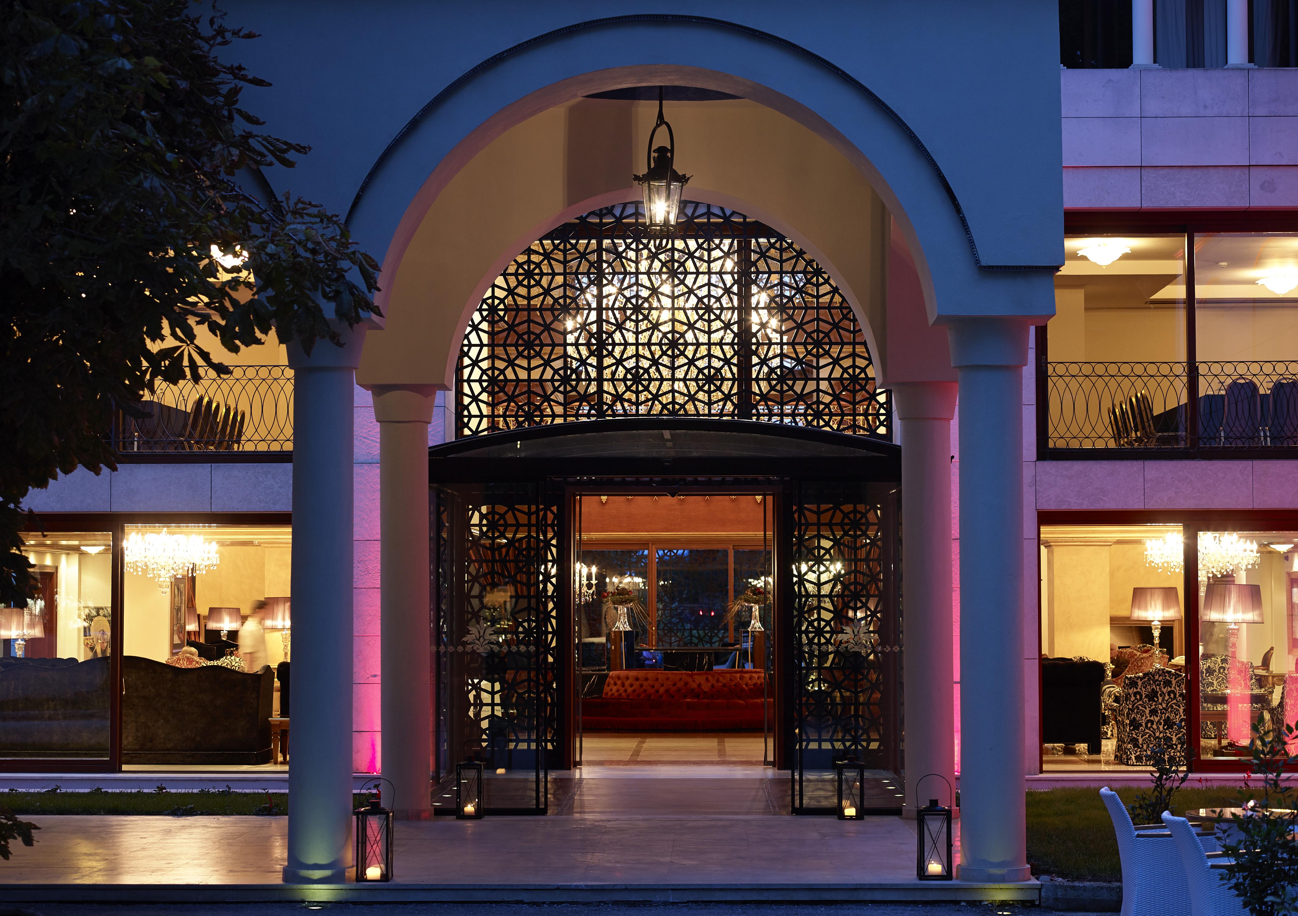 ホテル グランド セライ コングレス&スパ ヨアニナ エクステリア 写真 Entrance to the hotel