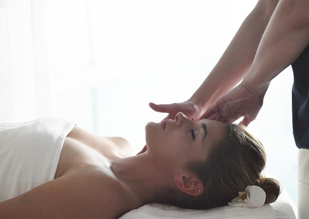 ホテル グランド セライ コングレス&スパ ヨアニナ エクステリア 写真 A woman receiving a head massage
